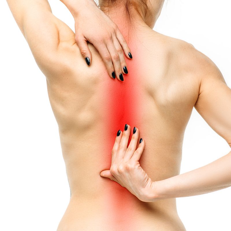 Imagen de una chica con un foco de dolor de espalda.