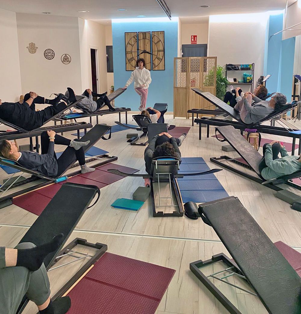 Keni impartiendo clase de K-Stretch.