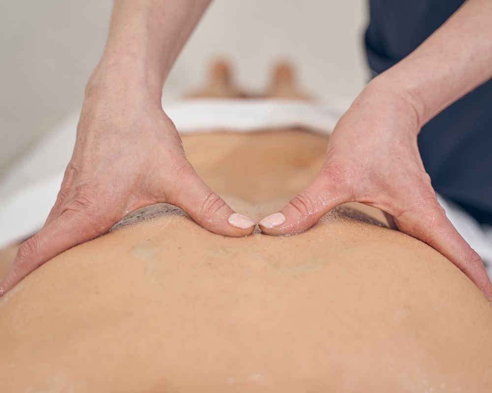 Masaje de osteopatía estructural en la espalda.