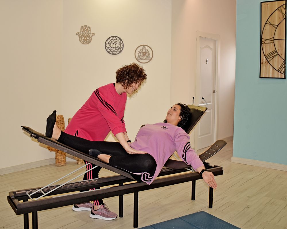 Keni corrigiendo a Sandra en una de las posturas de las clases de K-Stretch.
